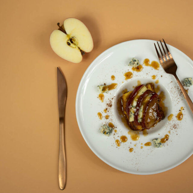 Cubes de brioche perdue, sauce aux pommes caramélisées et AOP Fourme d’Ambert