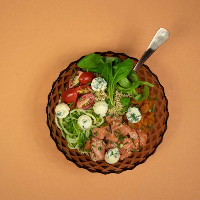 Buddha bowl de quinoa, saumon, abricots secs et AOP Fourme d’Ambert