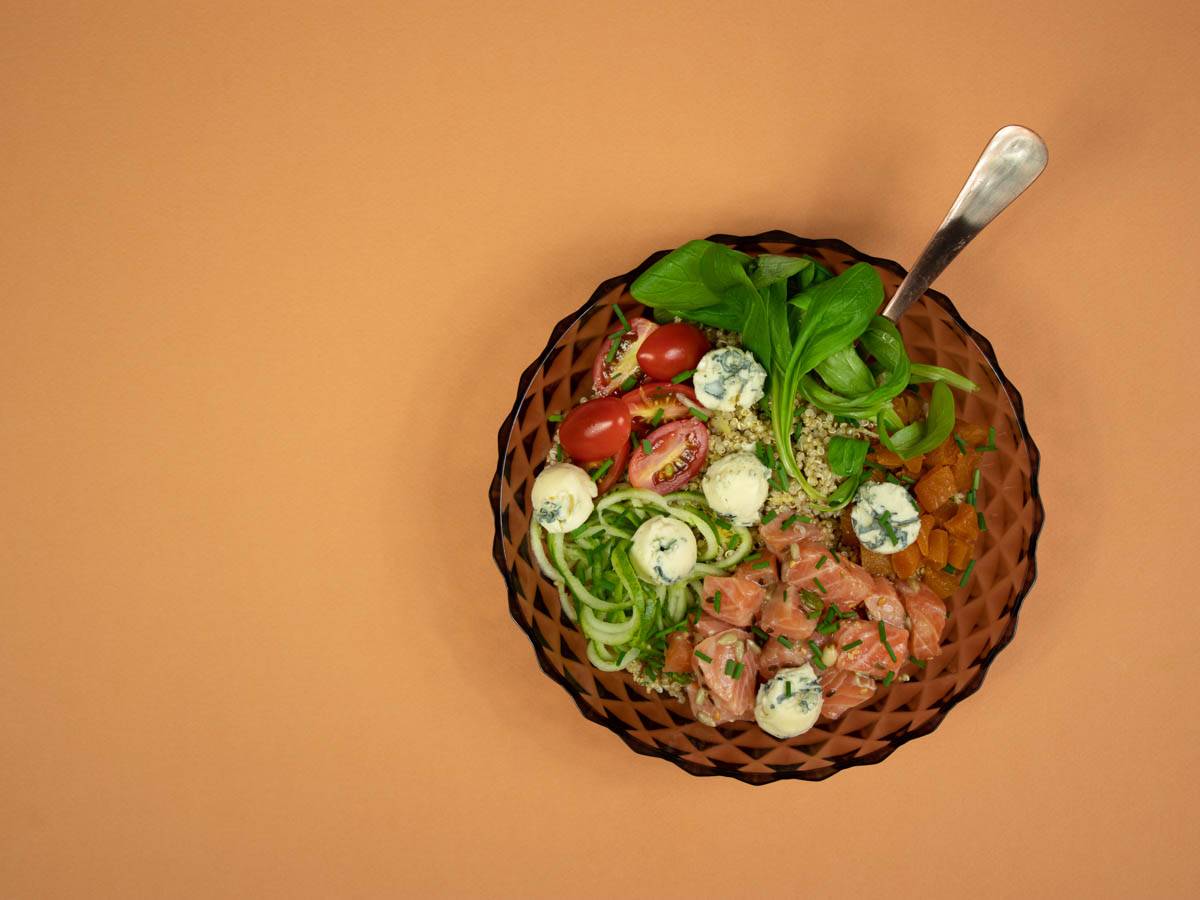 BUDDHA BOWL OF QUINOA, SALMON, DRIED APRICOTS AND AOP FOURME D'AMBERT - Fromage AOP Fourme d'Ambert