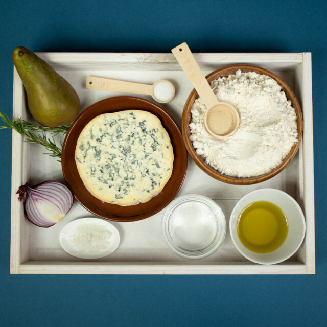 Étape 1 - Recette Focaccia aux oignons caramélisés, poires et AOP Fourme d’Ambert