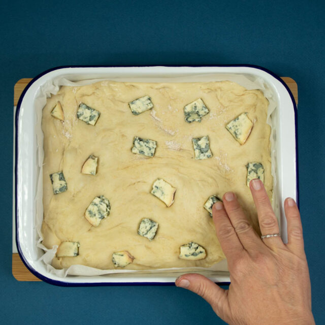 Étape 10 - Recette Focaccia aux oignons caramélisés, poires et AOP Fourme d’Ambert