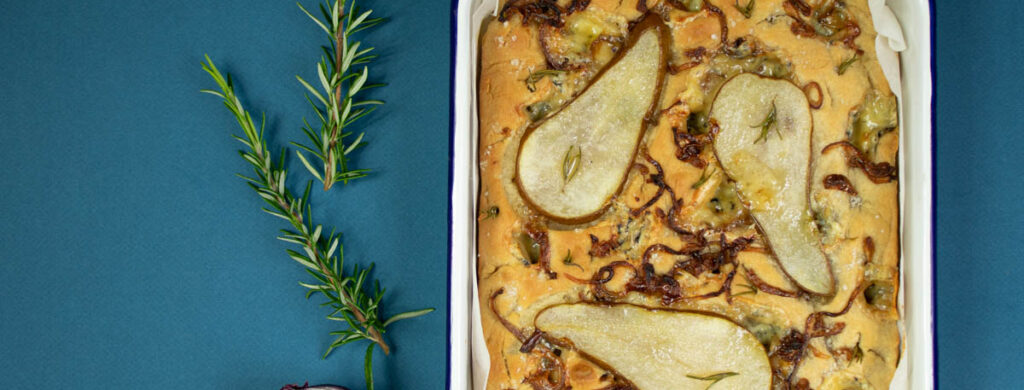 Focaccia aux oignons caramélisés, poires et AOP Fourme d’Ambert