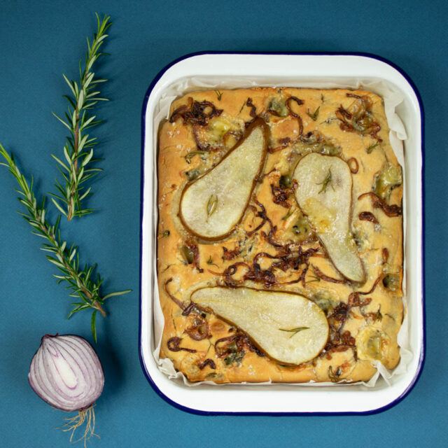 Focaccia aux oignons caramélisés, poires et AOP Fourme d’Ambert