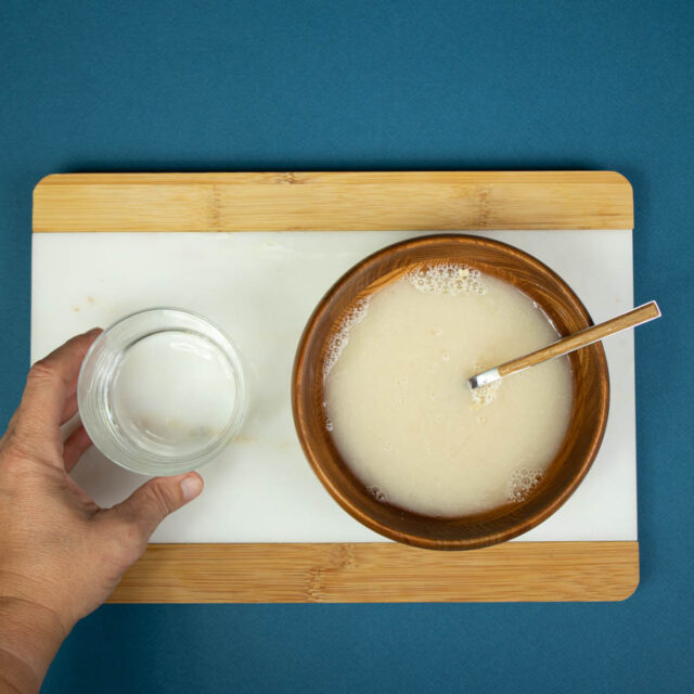 Étape 3 - Recette Focaccia aux oignons caramélisés, poires et AOP Fourme d’Ambert