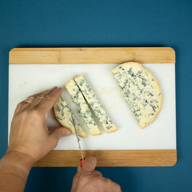 Étape 8 - Recette Focaccia aux oignons caramélisés, poires et AOP Fourme d’Ambert