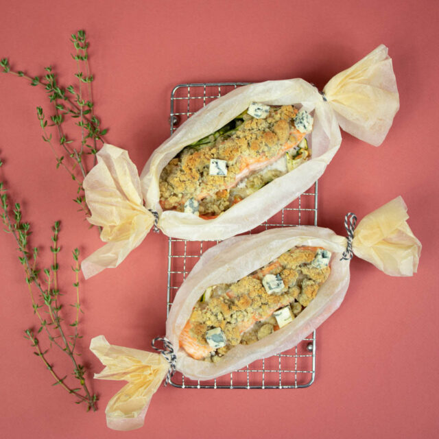 Papillote de saumon aux légumes et crumble à l’AOP Fourme d’Ambert