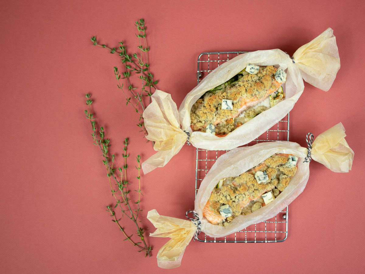 SALMON PAPILLOTE WITH VEGETABLES AND AOP CRUMBLE FOURME D'AMBERT - Fromage AOP Fourme d'Ambert