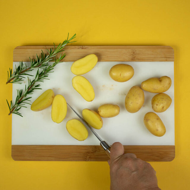 Étape 2 - Recette Pommes de terre grenailles rôties au romarin et AOP Fourme d’Ambert