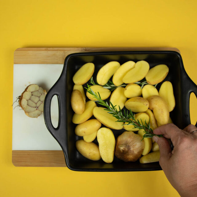 Étape 4 - Recette Pommes de terre grenailles rôties au romarin et AOP Fourme d’Ambert