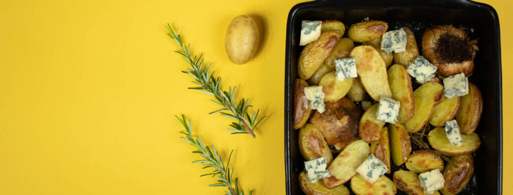 Pommes de terre grenailles rôties au romarin et AOP Fourme d’Ambert