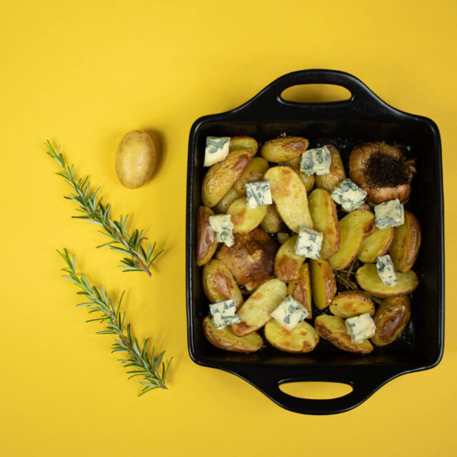 Pommes de terre grenailles rôties au romarin et AOP Fourme d’Ambert