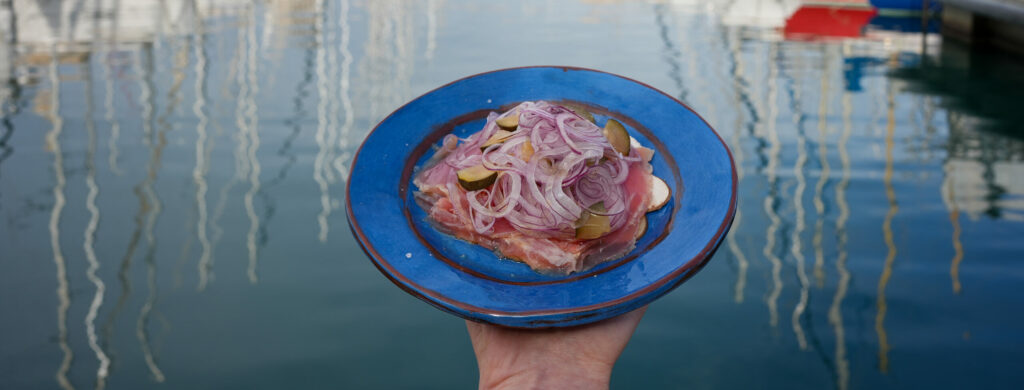 Carpaccio de thon à la Fourme d’Ambert et assaisonnement de saison