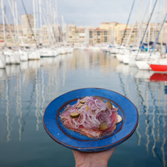 Carpaccio de thon à la Fourme d’Ambert et assaisonnement de saison