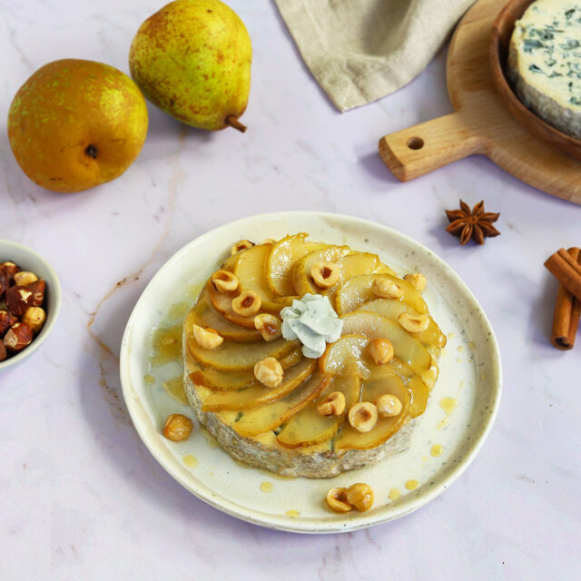 Fourme d’Ambert comme un dessert aux poires caramélisées au miel et noisettes