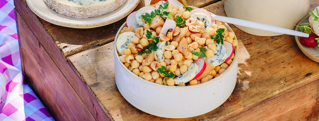 Salade de pois chiches, Fourme d’Ambert, pickels de poire et noisettes