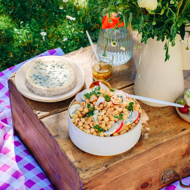 Salade de pois chiches, Fourme d’Ambert, pickels de poire et noisettes