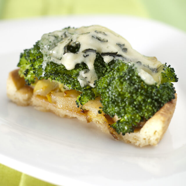 Tartelettes d’AOP Fourme d’Ambert au brocoli et caramel de pommes