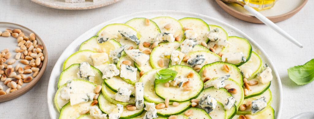 Carpaccio de courgette, Fourme d’Ambert et pignons de pin