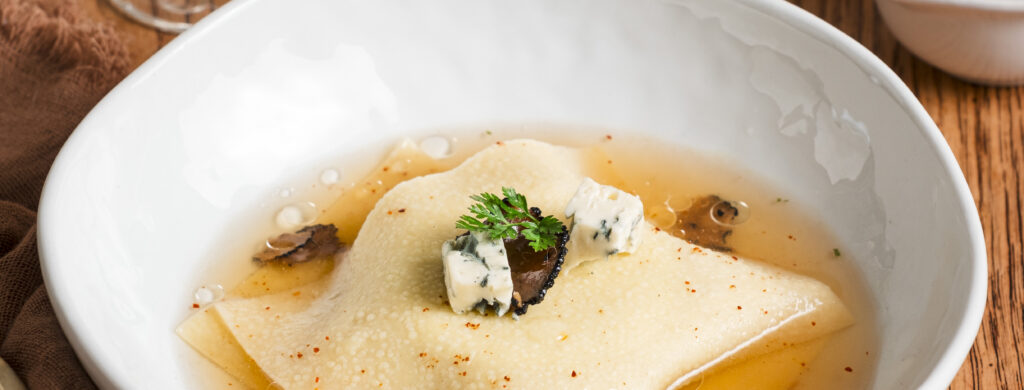 Ravioles à la Fourme d’Ambert et au foie gras, bouillon de volaille à la truffe