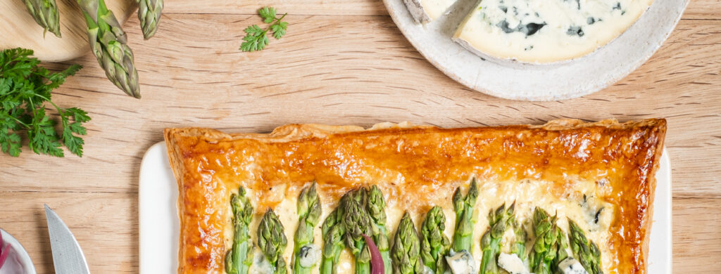 Tarte fine aux asperges vertes et Fourme d’Ambert